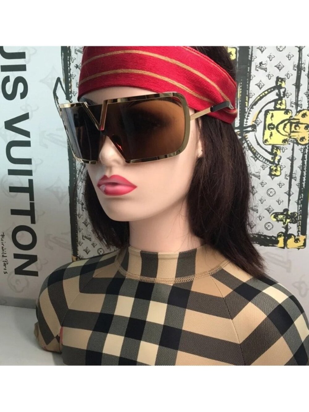 New Authentic Valentino V-Romask Oversized Sunglasses – Light Gold Titanium, Uni